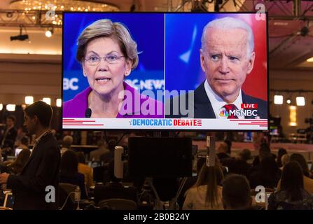 Las Vegas, Nevada, États-Unis. 19 février 2020. Elizabeth WARREN et JOE BIDEN sont visibles sur un moniteur du centre de dépôt de presse et de la salle de spin du Nbc News & MSNBC Democratic Debat. Crédit: Brian Cahn/Zuma Wire/Alay Live News Banque D'Images