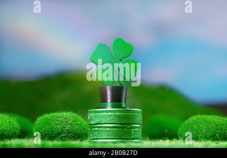 Le Chapeau À Quatre Feuilles Clover Leprechaun Black And Green, Sur Le Thème De Saint-Patrick, Sous Le Chapeau Coloré Rainbow, Lors D'Une Journée Claire Banque D'Images