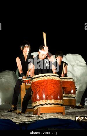 JAPON, ÎLE D'HOKKAIDO, PÉNINSULE DE SHIRETOKO, UTORO, PERFORMANCE DE BATTEUR DE TAIKO JAPONAIS LA NUIT Banque D'Images