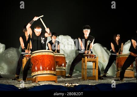 JAPON, ÎLE D'HOKKAIDO, PÉNINSULE DE SHIRETOKO, UTORO, PERFORMANCE DE BATTEUR DE TAIKO JAPONAIS LA NUIT Banque D'Images