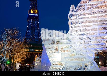 JAPON, ÎLE HOKKAIDO, SAPPORO, FESTIVAL DE LA NEIGE DE SAPPORO, SCULPTURES SUR GLACE ILLUMINÉES LA NUIT Banque D'Images