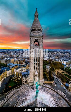 Paris horizon et Sacré-cœur Basilique à Montmartre au coucher du soleil en France. Banque D'Images