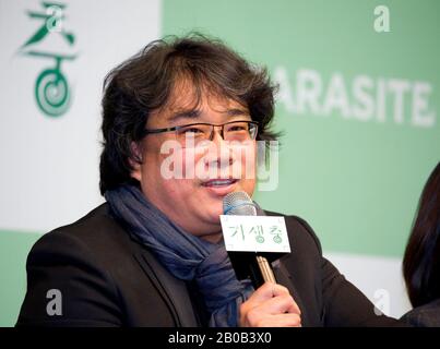 Bong Joon-Ho, 19 février 2020 : Bong Joon-Ho, directeur sud-coréen du film « Parasite » primé aux Oscars, assiste à une conférence de presse à Séoul, en Corée du Sud. Le thriller coréen de la comédie noire a remporté quatre Oscars lors des Academy Awards le 9 février 2020, devenant ainsi le premier film non anglophone à capturer la meilleure photo de son histoire de 92 ans. Crédit: Lee Jae-Won/Aflo/Alay Live News Banque D'Images