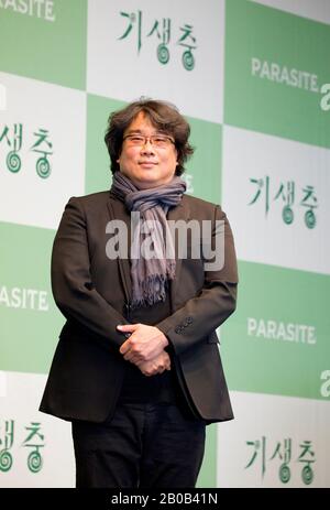 Bong Joon-Ho, 19 février 2020 : Bong Joon-Ho, directeur sud-coréen du film « Parasite » primé aux Oscars, assiste à une conférence de presse à Séoul, en Corée du Sud. Le thriller coréen de la comédie noire a remporté quatre Oscars lors des Academy Awards le 9 février 2020, devenant ainsi le premier film non anglophone à capturer la meilleure photo de son histoire de 92 ans. Crédit: Lee Jae-Won/Aflo/Alay Live News Banque D'Images