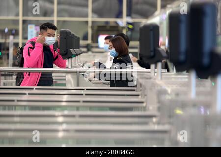 Hong Kong, Chine. 20 février 2020. Les passagers sortant de leur masque de protection pour une analyse faciale avant leur départ à l'aéroport international de Hong Kong Plus de 621 passagers et membres d'équipage de la Diamond Princess ont jusqu'à présent été infectés par le virus Covid-19, le plus grand groupe à l'extérieur de la Chine continentale. Au moins 102 Hongkongers sont renaés tôt jeudi matin, le 20 février 2020, en vol affrété après avoir mis en quarantaine pendant plus de deux semaines à bord. Le navire transportait 3 700 personnes au total. Crédit: Sopa Images Limited/Alay Live News Banque D'Images