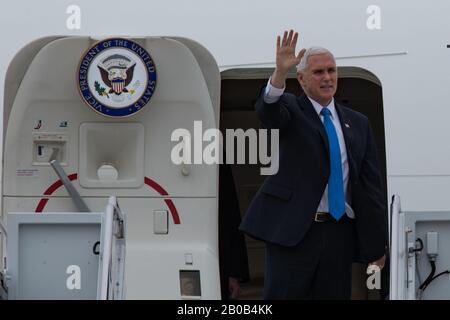 Le vice-président des États-Unis, Mike Pence Waves, se dénombre de la Force aérienne 2 à la base conjointe Langley-Eustis, en Virginie, le 19 février 2020. Pence a visité JBLE Airmen et leurs familles avant de partir pour le Centre de recherche Langley de la NASA pour parler des plans de la NASA pour le Programme Artemis et les Amériques de retour à la Lune en 2024. (ÉTATS-UNIS Photo de la Force aérienne par Airman 1ère classe Sarah Dowe) Banque D'Images