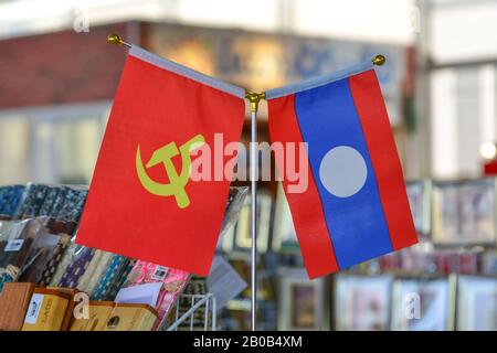 Vientiane, Laos - 29 Janvier 2020. Drapeau national lao avec drapeau communiste à vendre dans la boutique de souvenirs de Vientiane, au Laos. Banque D'Images