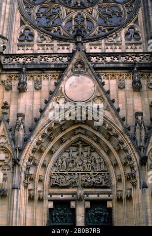 RÉPUBLIQUE TCHÈQUE, CHÂTEAU DE PRAGUE, CATHÉDRALE DE ST. VITUS - PORTAIL GOTHIQUE AVANT Banque D'Images