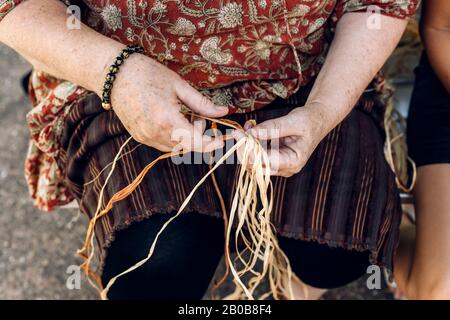 Panier à tisser femelle sur l'atelier d'artisanat. Mains tenant l'artisanat, gros plan. Banque D'Images