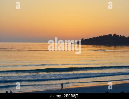 Coucher de soleil spectaculaire à Carmel, Californie. Espace de copie. Banque D'Images