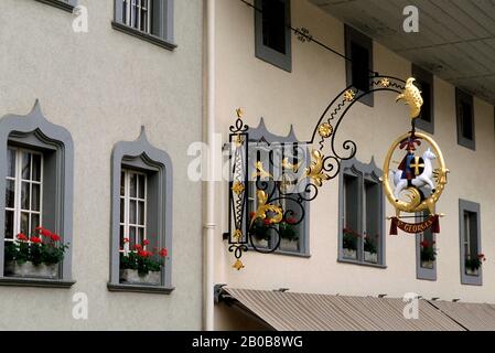 SUISSE, GRUYÈRES, DÉTAIL ARCHITECTURAL AVEC WINDOWS ET SIGNE EN FER FORGÉ Banque D'Images