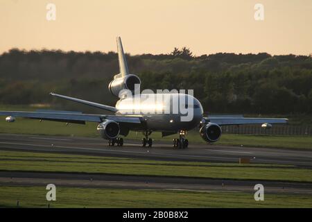 N974 VV, un McDonnell Douglas DC-10-40 I exploité par Omega Air Faveling Services, à l'aéroport international de Prestwick à Ayrshire. Banque D'Images