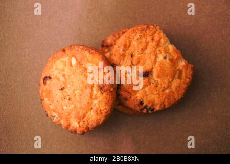 Biscuits fraîchement cuits avec raisins secs et noix de cajou Banque D'Images