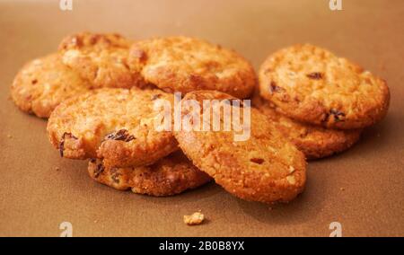 Biscuits fraîchement cuits avec raisins secs et noix de cajou Banque D'Images