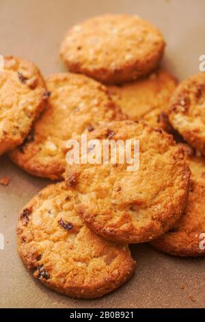 Biscuits fraîchement cuits avec raisins secs et noix de cajou Banque D'Images