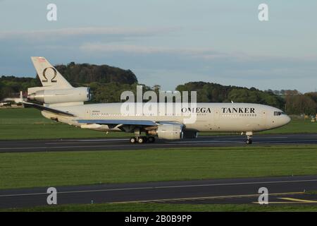 N974 VV, un McDonnell Douglas DC-10-40 I exploité par Omega Air Faveling Services, à l'aéroport international de Prestwick à Ayrshire. Banque D'Images