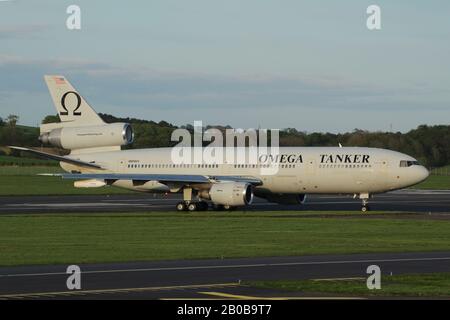 N974 VV, un McDonnell Douglas DC-10-40 I exploité par Omega Air Faveling Services, à l'aéroport international de Prestwick à Ayrshire. Banque D'Images