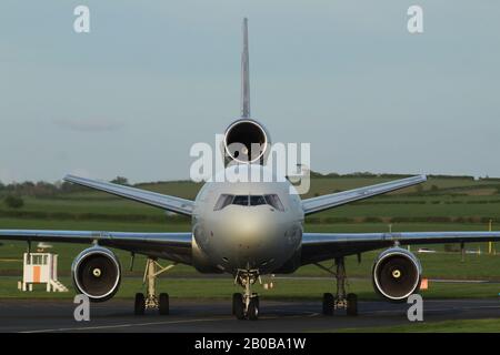 N974 VV, un McDonnell Douglas DC-10-40 I exploité par Omega Air Faveling Services, à l'aéroport international de Prestwick à Ayrshire. Banque D'Images