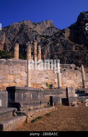 GRÈCE, DELPHES, SANCTUAIRE D'APOLLON, VOIE SACRÉE, MUR POLYGONAL, STOA DES ATHÉNIENS Banque D'Images