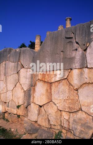 GRÈCE, DELPHES, SANCTUAIRE D'APOLLON, VOIE SACRÉE, MUR POLYGONAL Banque D'Images