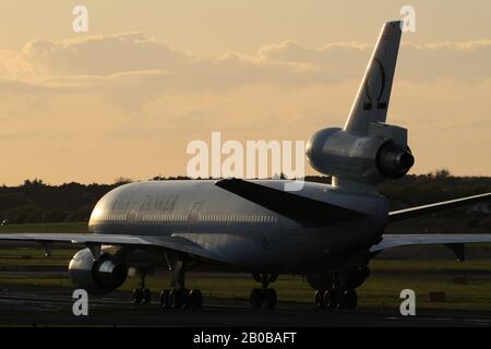 N974 VV, un McDonnell Douglas DC-10-40 I exploité par Omega Air Faveling Services, à l'aéroport international de Prestwick à Ayrshire. Banque D'Images