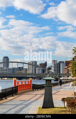 Promenade Le Long De La Rivière Sumida, Tokyo, Japon Banque D'Images