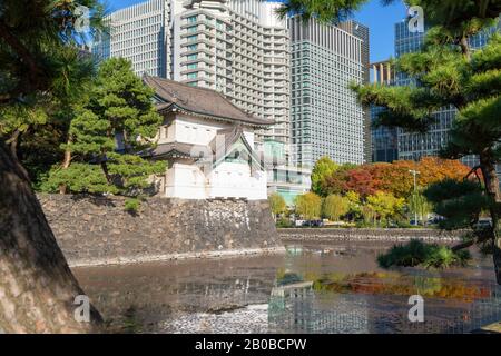 Moat et murs du Palais impérial, Tokyo, Japon Banque D'Images