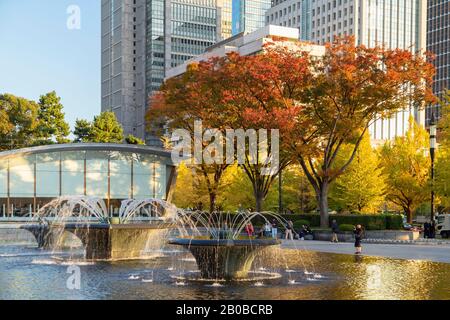 Gratte-ciel de Marunouchi et du parc des fontaines de Wadakura dans les jardins du palais impérial, Tokyo, Japon Banque D'Images