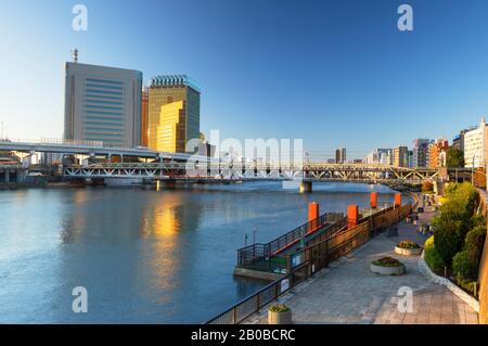 Tour Des Brasseries Asahi Et Rivière Sumida, Tokyo, Japon Banque D'Images