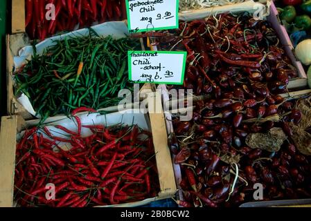 L'ALLEMAGNE, LA BAVIÈRE, MUNICH, VIKTUALIENMARKT, MARCHÉ QUOTIDIEN, PRODUISENT DES PIMENTS Banque D'Images