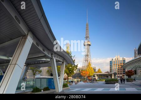 Terminal de bus oasis 21 et Nagoya TV Tower, Nagoya, Japon Banque D'Images