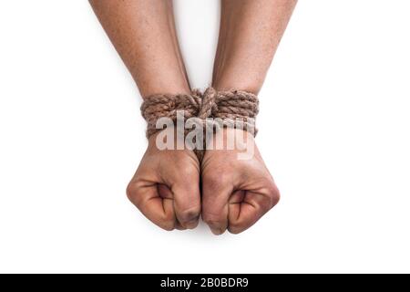 les mains des femmes ont été knockées par corde ou corde isolée sur fond blanc. Vilonce et concept femme abusement Banque D'Images