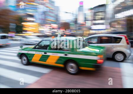 Taxi Passant Par Shibuya Crossing, Shibuya, Tokyo, Japon Banque D'Images