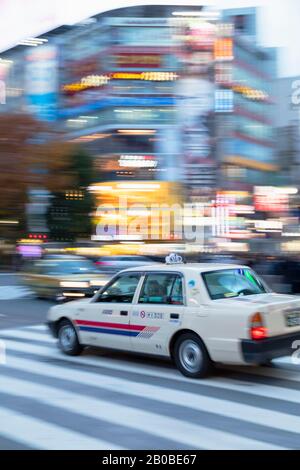 Taxi Passant Par Shibuya Crossing, Shibuya, Tokyo, Japon Banque D'Images