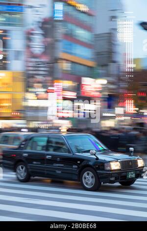 Taxi Passant Par Shibuya Crossing, Shibuya, Tokyo, Japon Banque D'Images