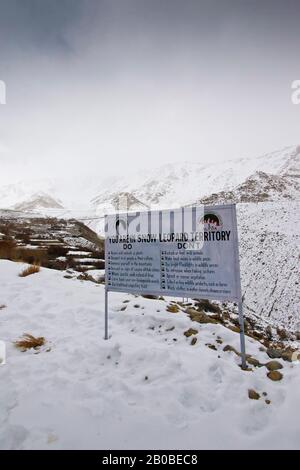 Panneau de signalisation en léopard des neiges à l'entrée de la vallée d'Ulley. Plage Zanskar. Ladakh. Himalaya. Inde Banque D'Images