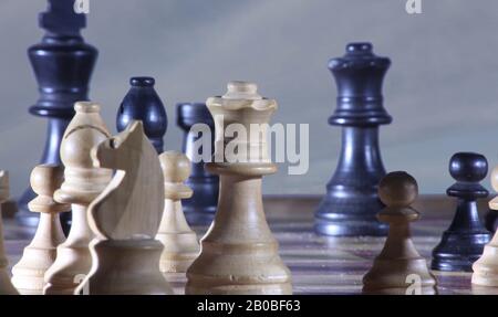 Pièces des échecs sur une carte Banque D'Images