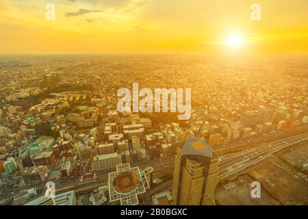 Vue aérienne de Yokohama Skyline au coucher du soleil depuis la plate-forme d'observation de Landmark Tower dans le quartier de Minato Mirai. Gratte-ciel et du centre-ville Banque D'Images