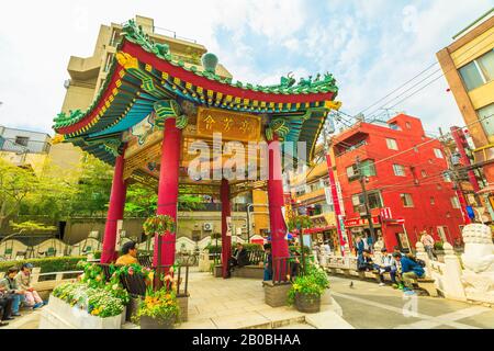 Yokohama, Japon - 21 avril 2017 : architecture chinoise dans le quartier chinois de Yokohama, le plus grand quartier chinois du Japon, au centre de Yokohama. Rue piétonne urbaine Banque D'Images