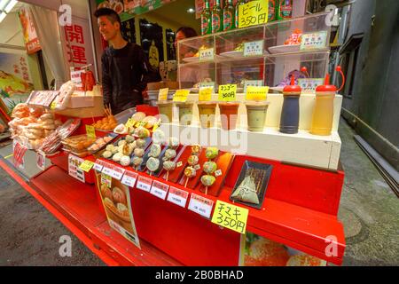 Yokohama, Japon - 21 avril 2017 : vendeur de plats de rue chinois avec des smoothies frais, boissons typiques, boissons aux fruits, bonbons, pâtisseries à Yokohama Banque D'Images