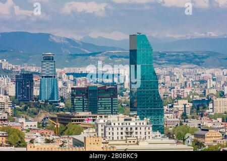 Tbilissi : Hôtel Millennium, vue panoramique depuis la colline de Sololaki. Géorgie Banque D'Images