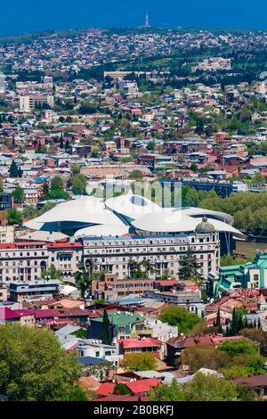 Vue panoramique sur la ville de Tbilissi depuis Sololaki Hil, la vieille ville et l'architecture moderne. Salle De La Fonction Publique. Géorgie Banque D'Images