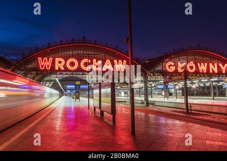 Wroclaw, POLOGNE - 16 NOVEMBRE 2019: Train et plates-formes 'Wroclaw Glowny' - gare principale de Wroclaw. Banque D'Images