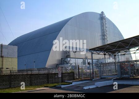 Vue sur la nouvelle Confinement sécuritaire (les « arcophage ») du réacteur de Tchernobyl, près de Pripyat, Ukraine. Banque D'Images