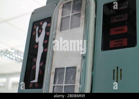 Pripyat, Ukraine - 21 octobre 2019 : instrument mesurant la contamination des visiteurs de la zone d'exclusion de Tchernobyl. Banque D'Images