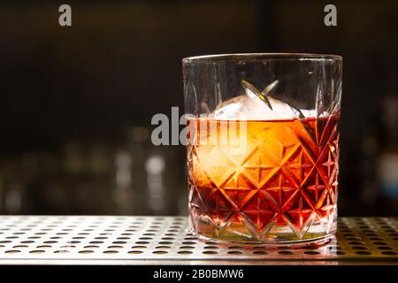 Fouetter avec une boule de glace dans un verre. Prêt à manger. Banque D'Images