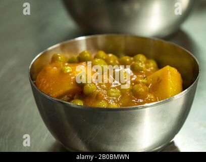 Gros plan sur un plat typique de curry végétarien indien dans un petit bol en métal de thali Banque D'Images