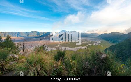 Vue sur le paysage volcanique, les volcans, le volcan fumeur Gunung Bromo, Mt. Batok, Mt. Kursi, Mt. Gunung Semeru, Parc National De Bromo-Tengger-Semeru Banque D'Images