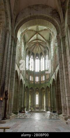 Vue intérieure de l'Église, Mont-Saint-Michel, Département Ille-et-Vilaine, France Banque D'Images