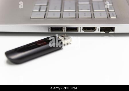 Mémoire flash avec ordinateur portable pour conncet au port USB pour ordinateur portable plug-in et de transfert backup business Banque D'Images